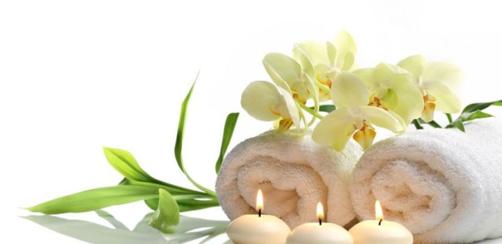 Massageliege mit Handtüchern und Kerzen