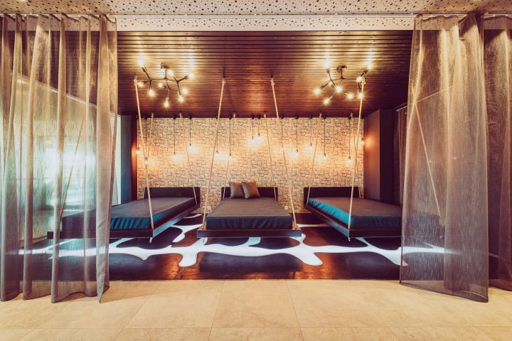 Bild vom Ruheraum mit Schaukelliegen