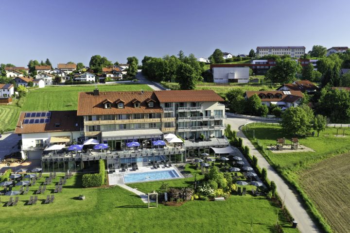 Außenansicht des Hotels mit Pool und Wellnessgarten